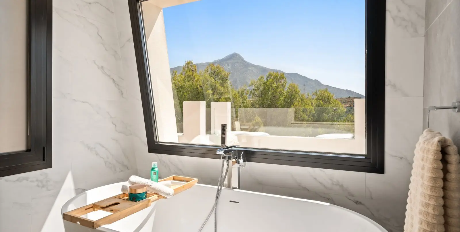 Sale of detached villa in Nueva Andalucía 37
