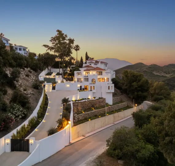 Продажа  отдельно стоящей виллы в Nueva Andalucía