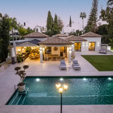 Venta de villa independiente en Nueva Andalucía