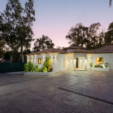 Venta de villa independiente en Nueva Andalucía