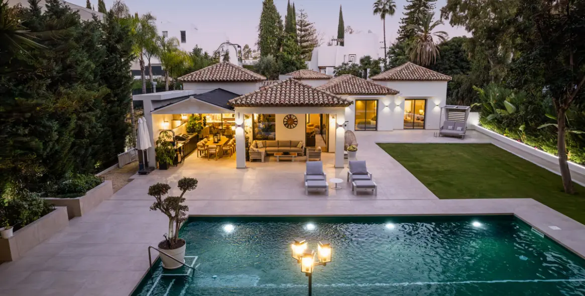 Venta de villa independiente en Nueva Andalucía 1