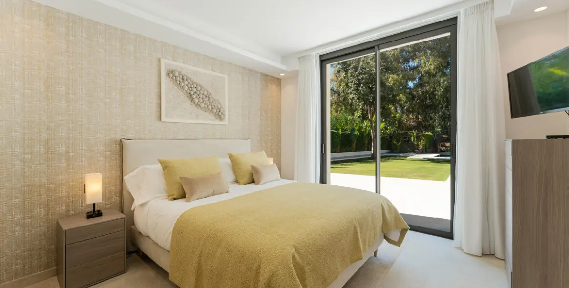 Venta de villa independiente en Nueva Andalucía 15