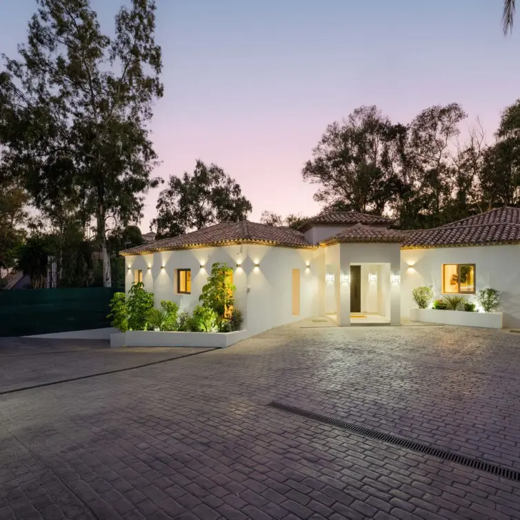 Venta de villa independiente en Nueva Andalucía