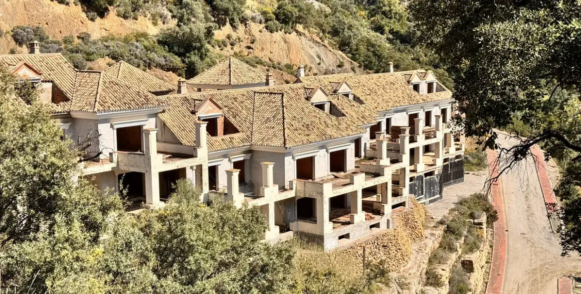 Sale of residential plot in Istán 1