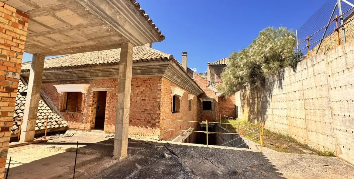 Sale of residential plot in Istán 5