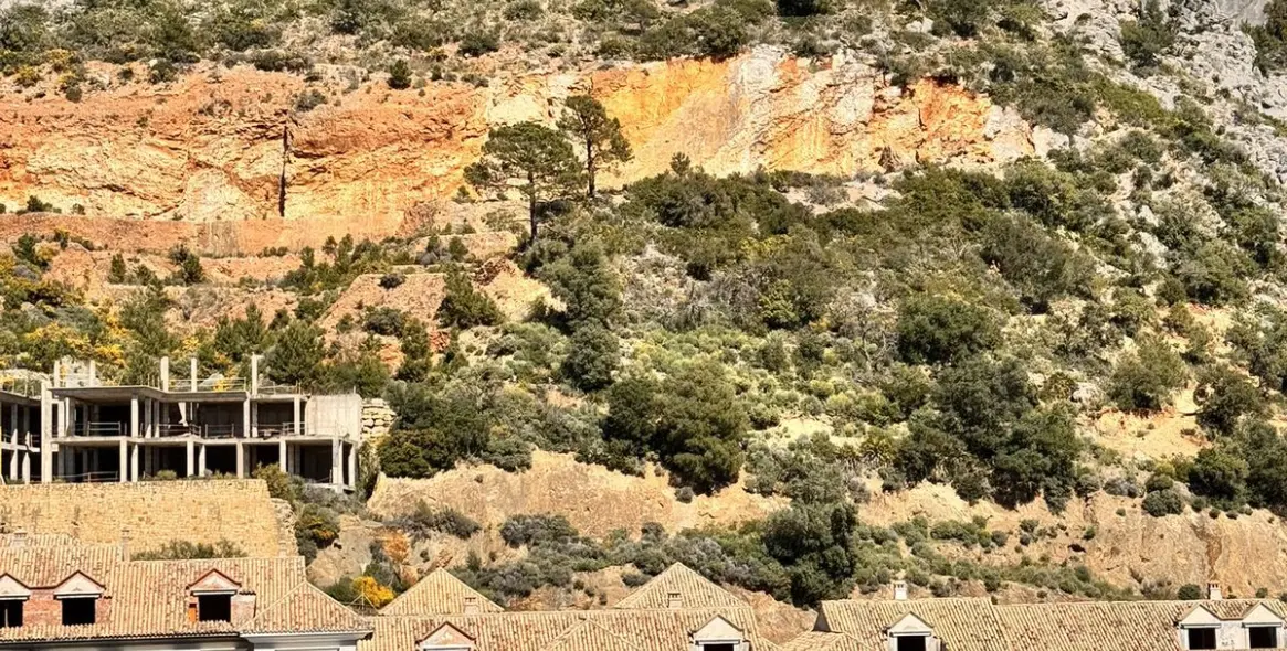 Venta de parcela residencial en Istán 25