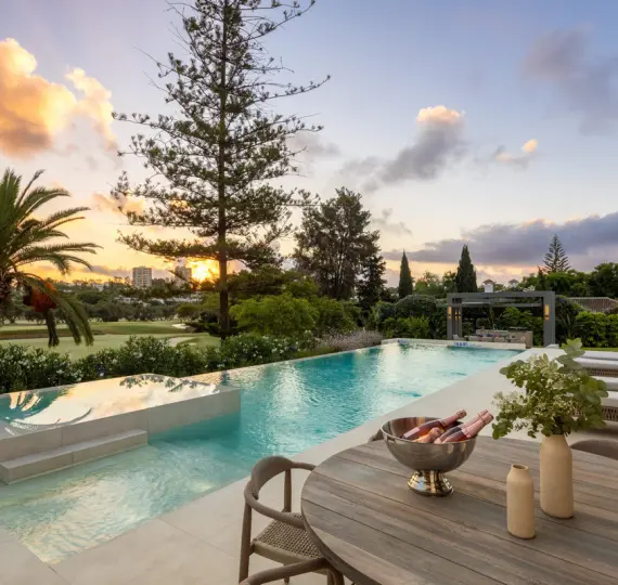 Sale of detached villa in Nueva Andalucía