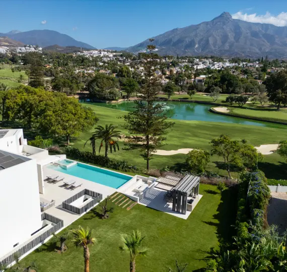 Sale of detached villa in Nueva Andalucía