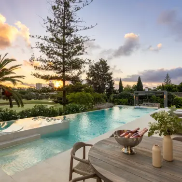 Venta de villa independiente en Nueva Andalucía