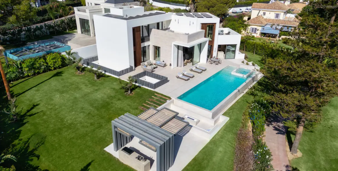 Venta de villa independiente en Nueva Andalucía 4