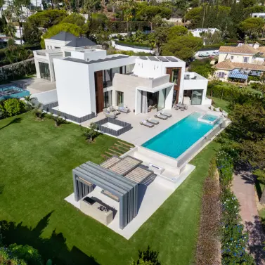 Venta de villa independiente en Nueva Andalucía