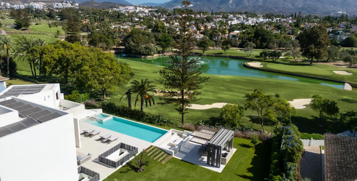 Venta de villa independiente en Nueva Andalucía 5