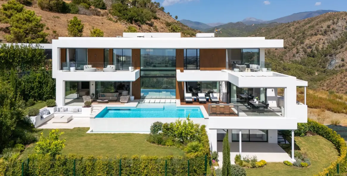 Продажа  отдельно стоящей виллы в Benahavís (район La Quinta) 1