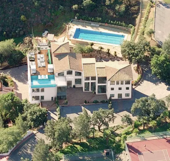 Sale of hotel in La Mairena