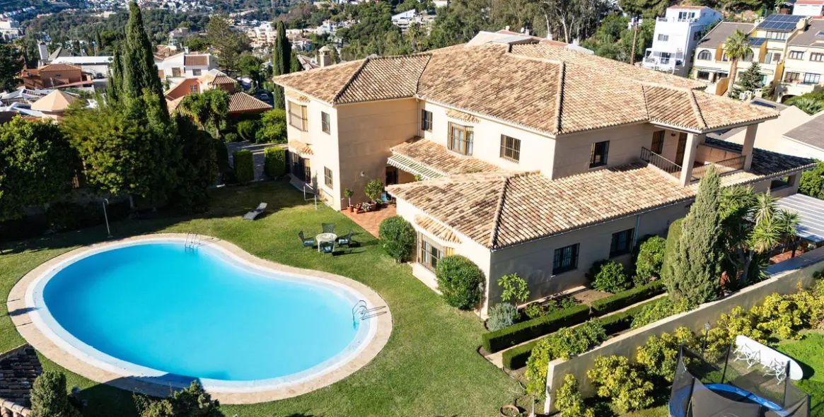 Продажа  отдельно стоящей виллы в Malaga (район Málaga Este) 1