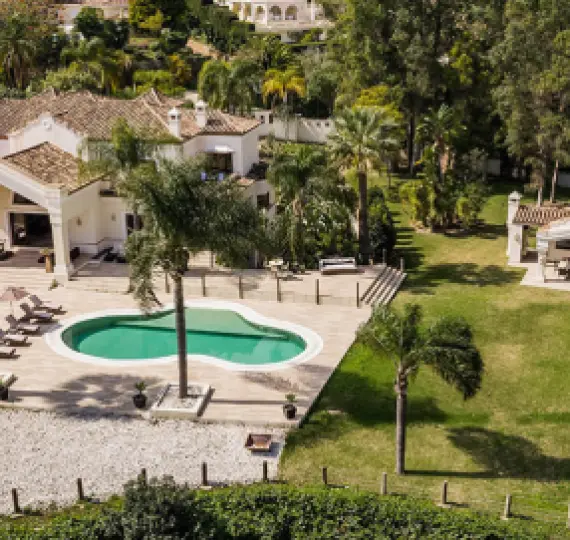 Venta de villa independiente en Nueva Andalucía