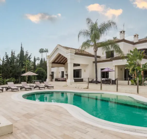 Venta de villa independiente en Nueva Andalucía