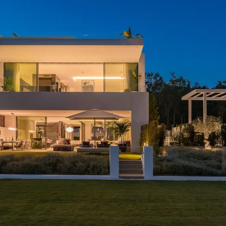 Продажа дома на две семьи в Marbella