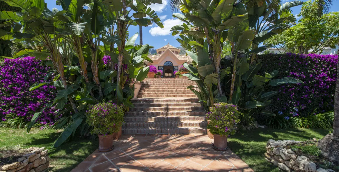 Sale of detached villa in Sierra Blanca 11