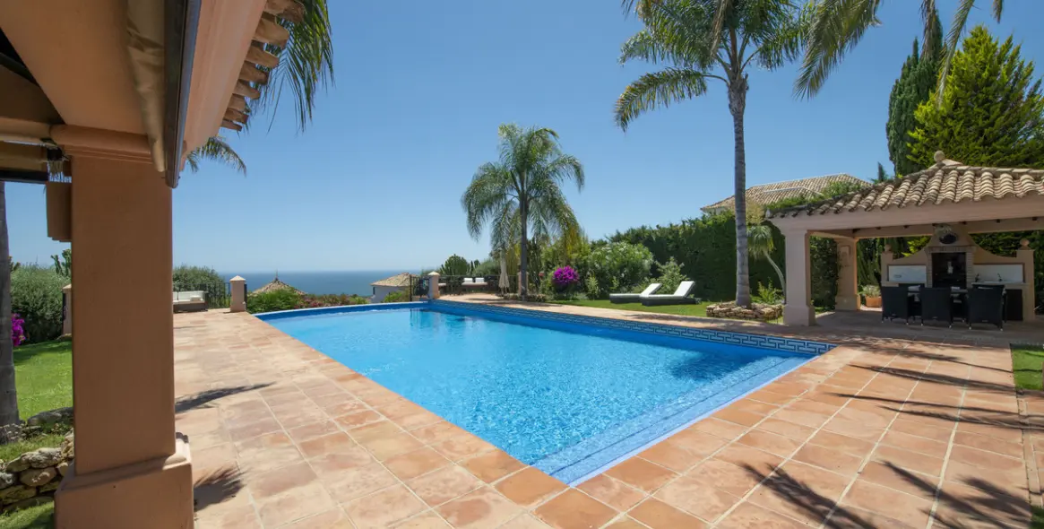 Sale of detached villa in Sierra Blanca 16