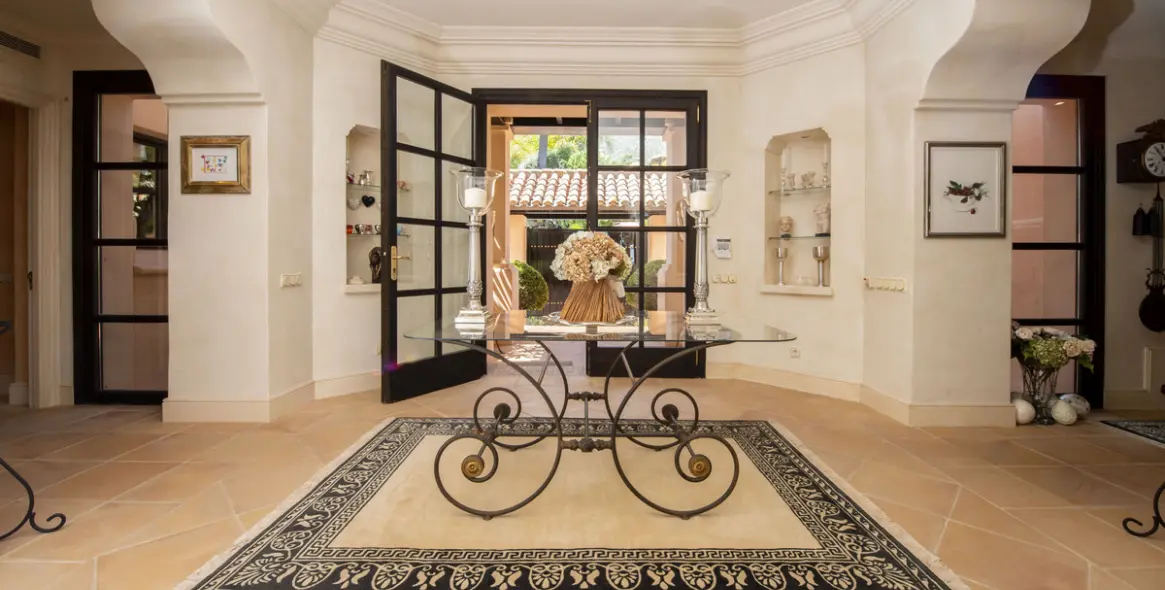 Sale of detached villa in Sierra Blanca 20