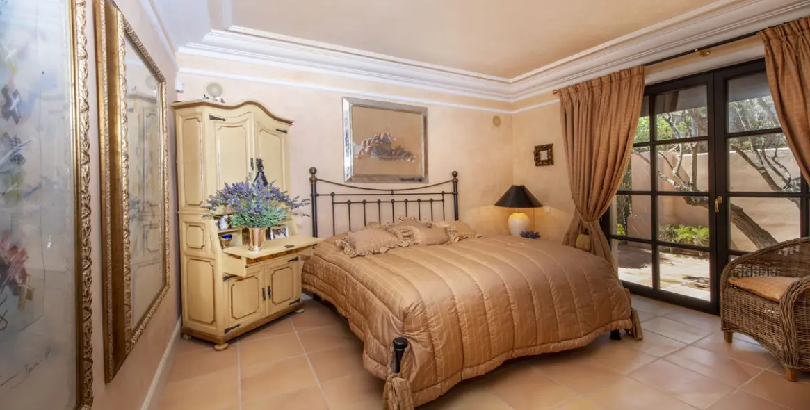 Sale of detached villa in Sierra Blanca 25