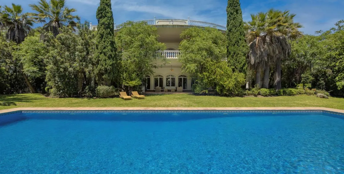 Sale of detached villa in Marbella (district Nagüeles) 1
