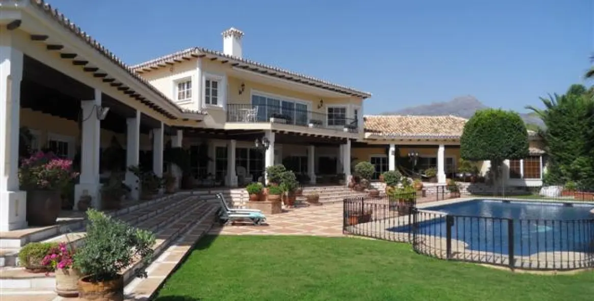 Продажа  отдельно стоящей виллы в Benahavís (район La Quinta) 1