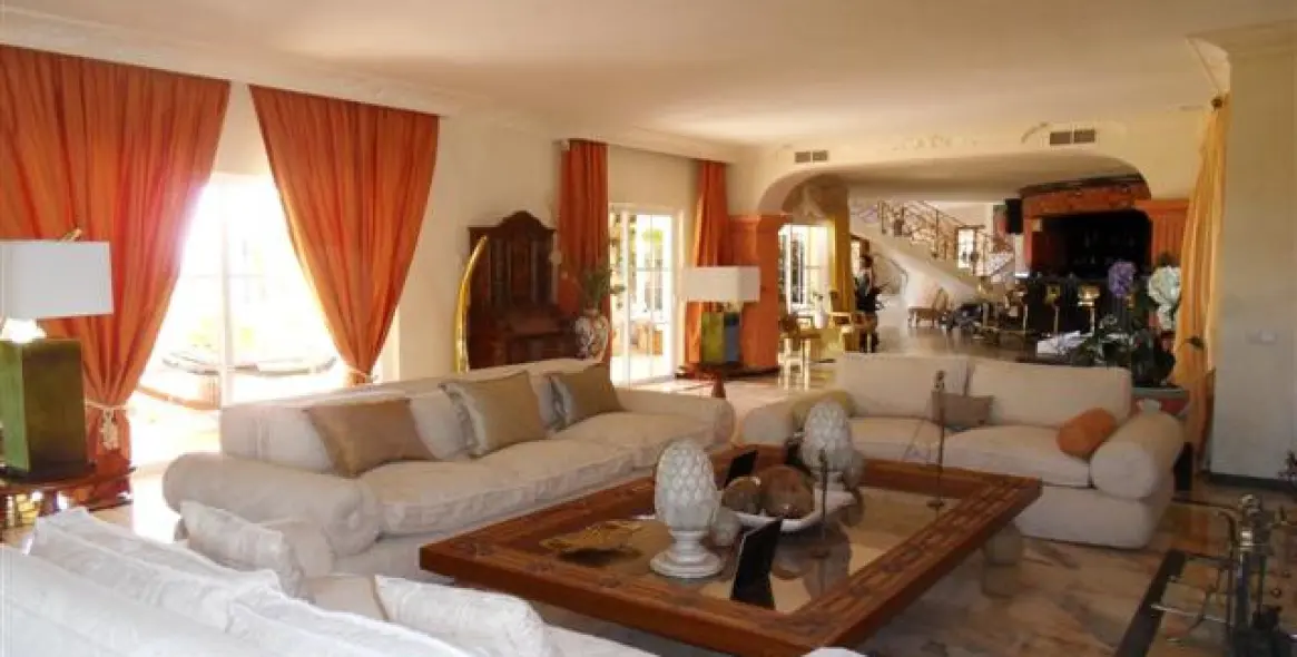 Sale of detached villa in La Quinta 11