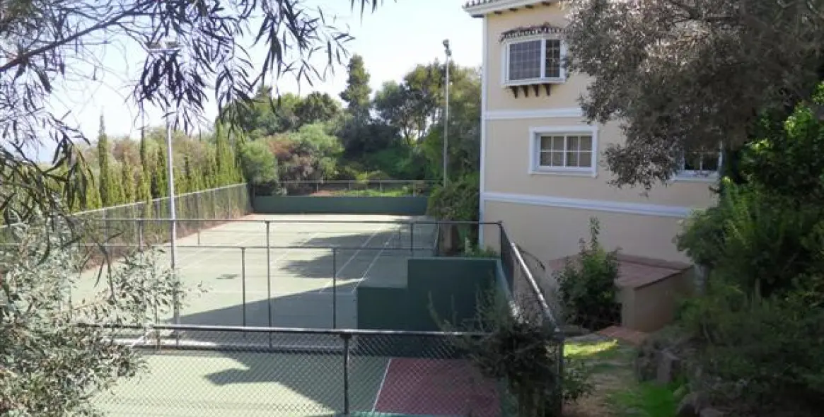 Sale of detached villa in La Quinta 21