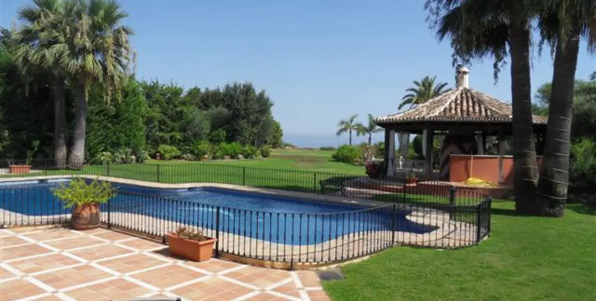 Sale of detached villa in La Quinta 25