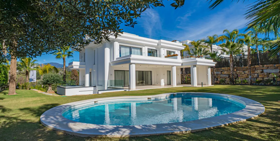 Sale of detached villa in The Golden Mile 1