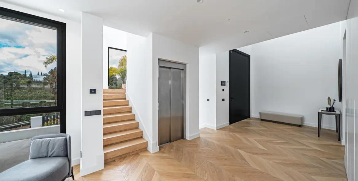 Sale of detached villa in The Golden Mile 11