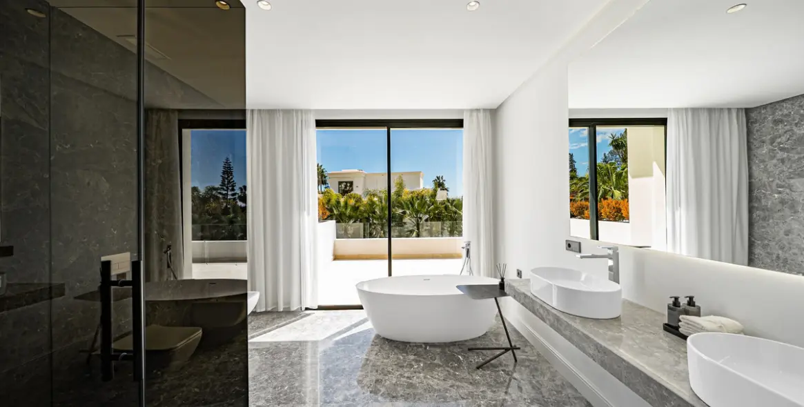 Sale of detached villa in The Golden Mile 13