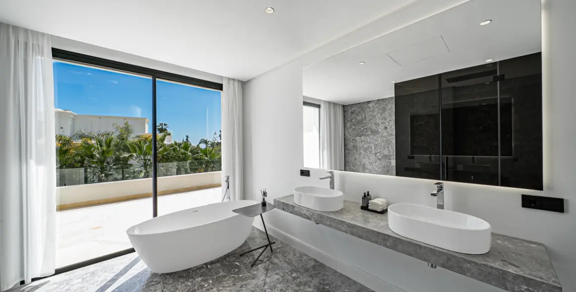 Sale of detached villa in The Golden Mile 14