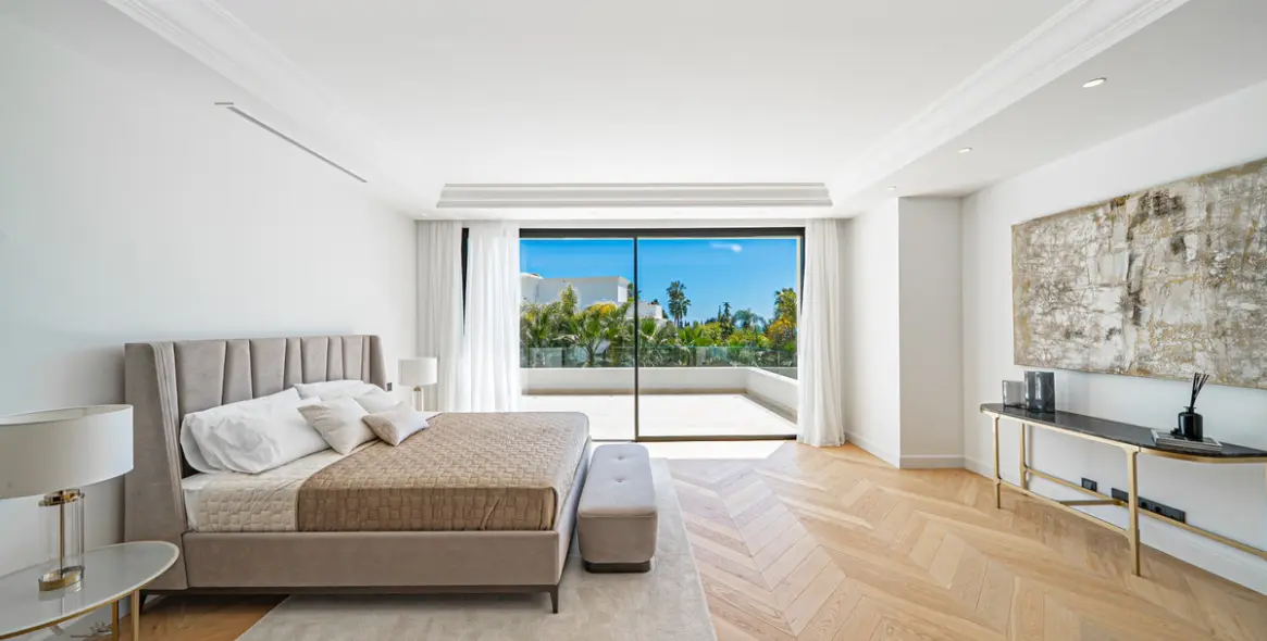 Sale of detached villa in The Golden Mile 15