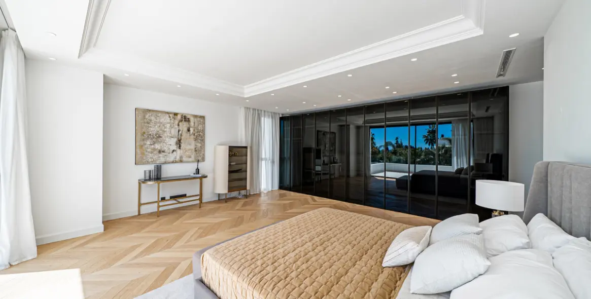Sale of detached villa in The Golden Mile 16