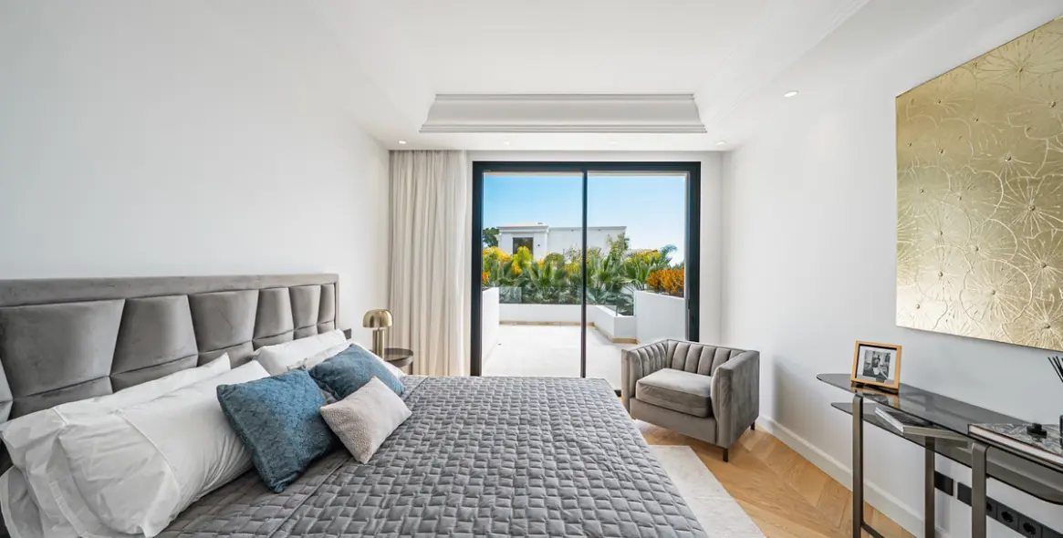 Sale of detached villa in The Golden Mile 23
