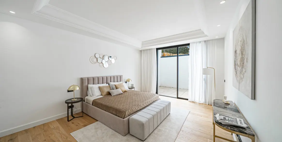 Sale of detached villa in The Golden Mile 30