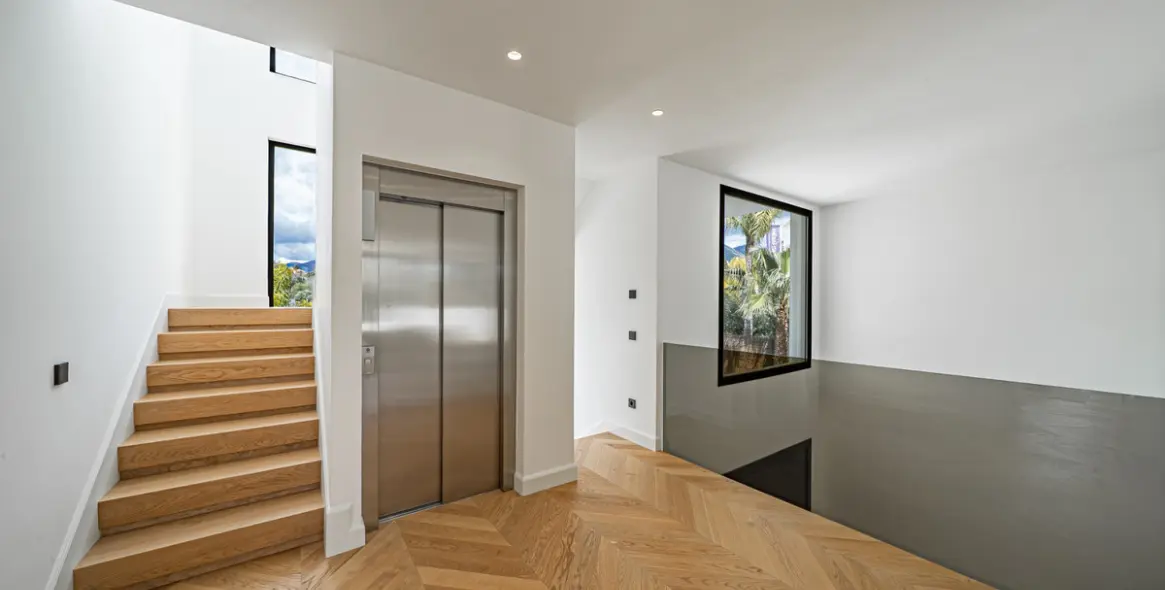 Sale of detached villa in The Golden Mile 35