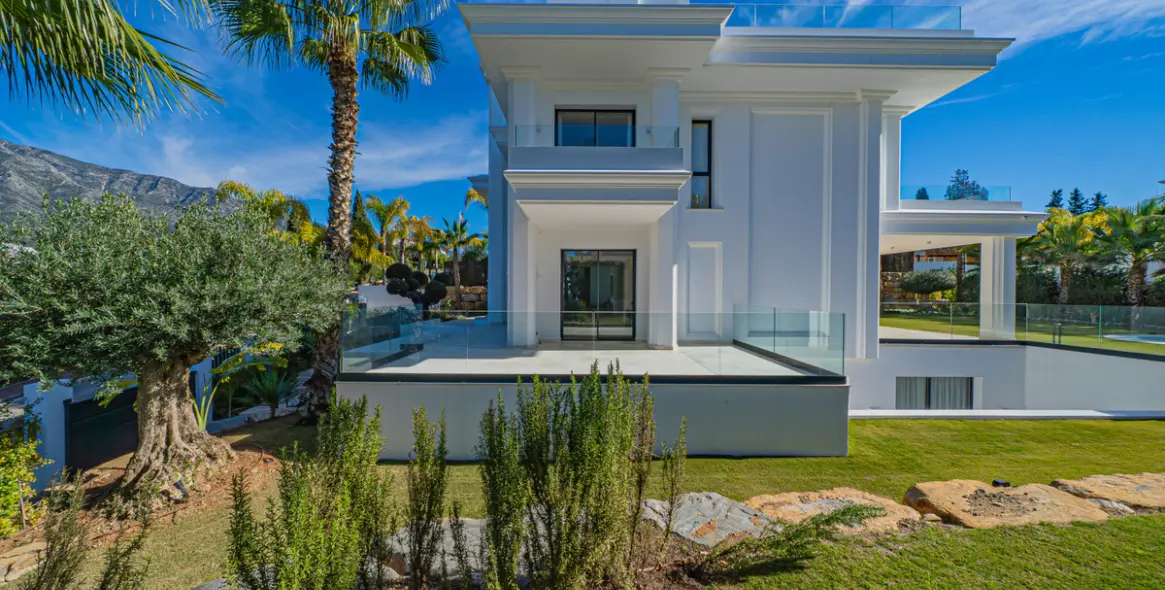 Sale of detached villa in The Golden Mile 50