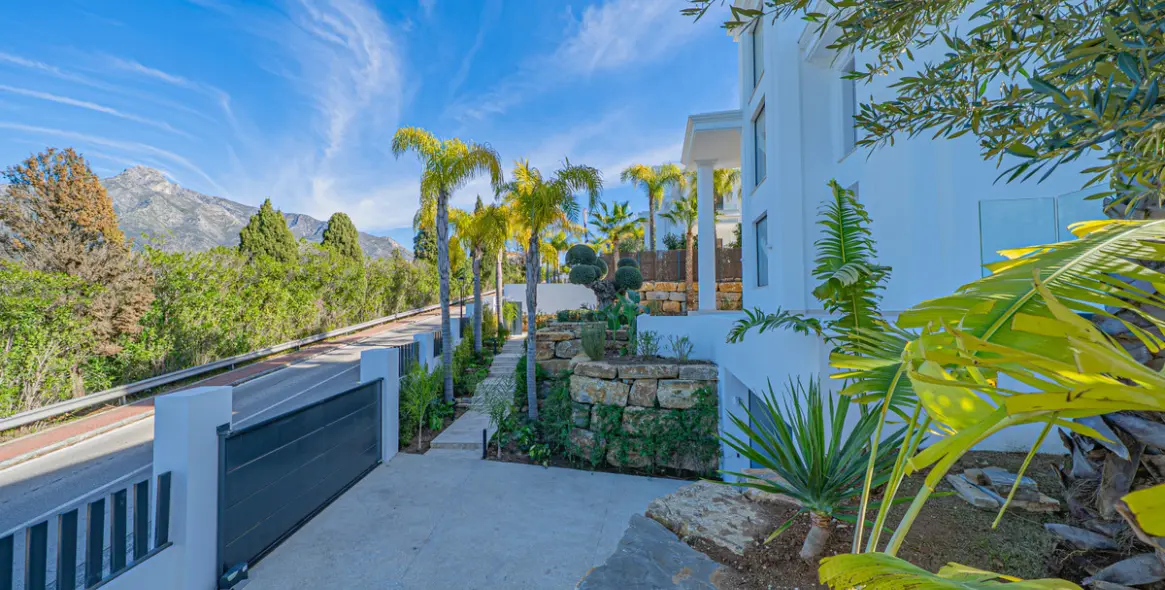 Sale of detached villa in The Golden Mile 51