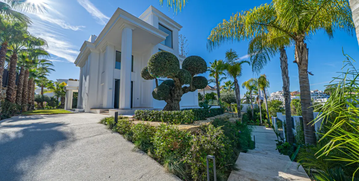 Sale of detached villa in The Golden Mile 54
