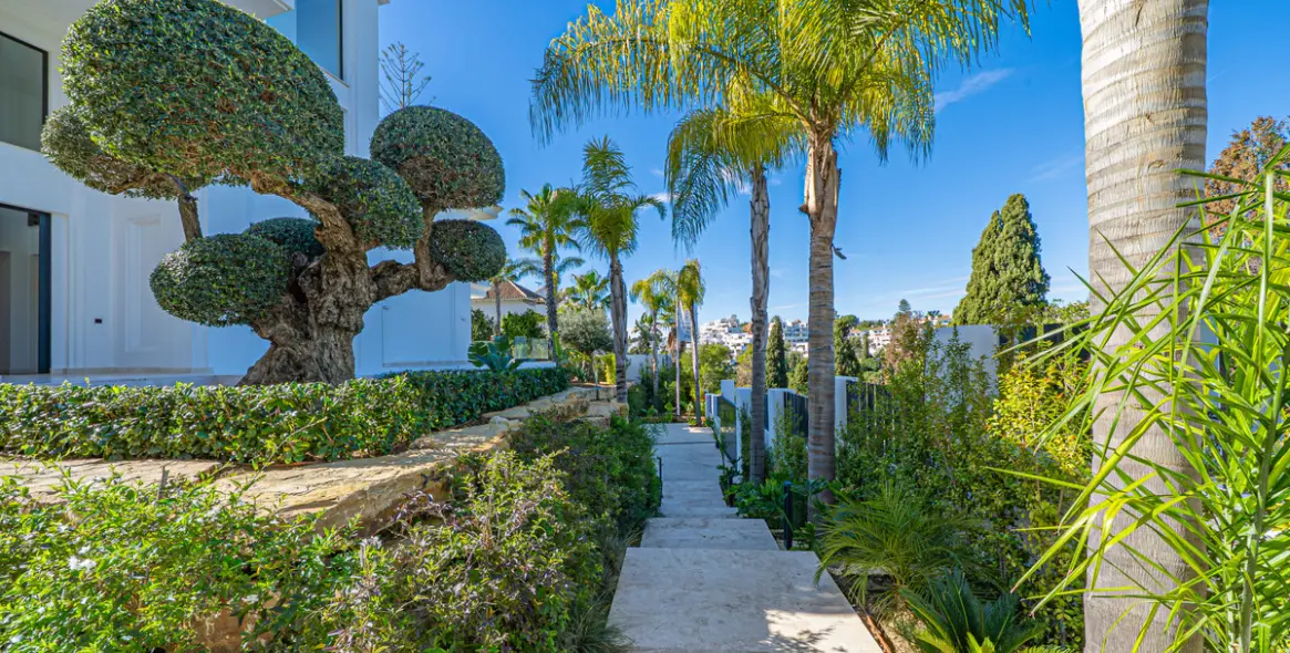 Sale of detached villa in The Golden Mile 55