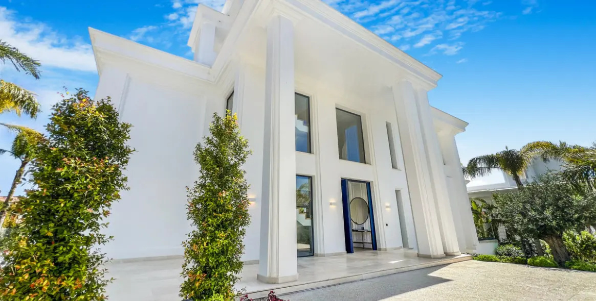 Sale of detached villa in The Golden Mile 60