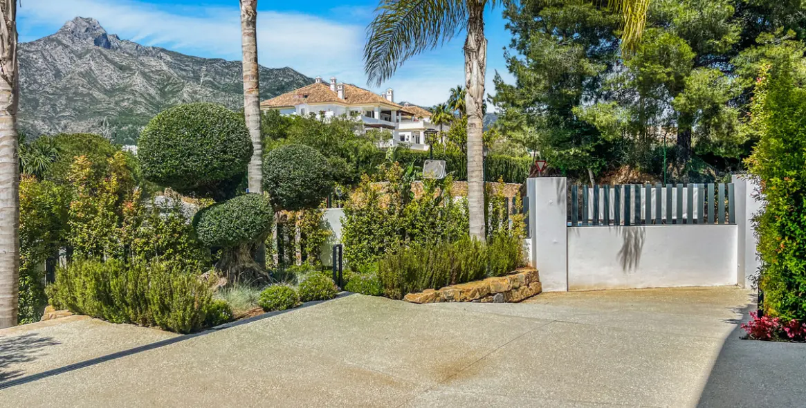 Sale of detached villa in The Golden Mile 61