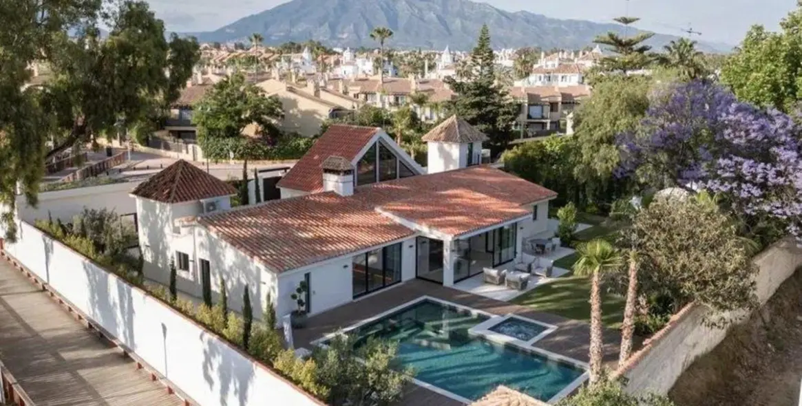 Sale of detached villa in Puerto Banús 1