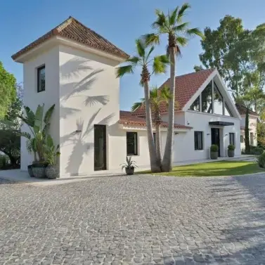 Sale of detached villa in Puerto Banús
