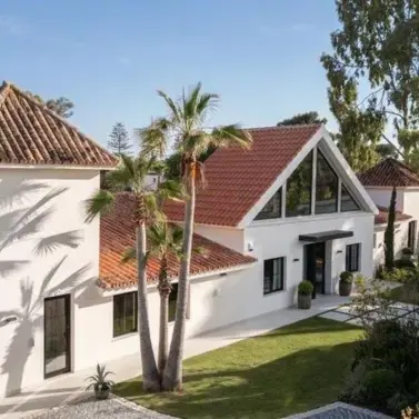 Sale of detached villa in Puerto Banús