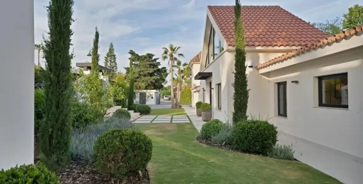 Sale of detached villa in Puerto Banús 33